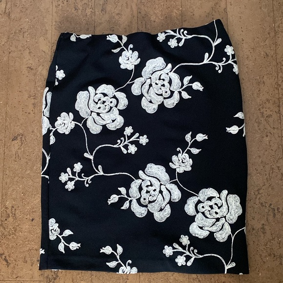Eci black pencil skirt, cream flowers embroidered - Picture 11 of 16